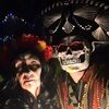 Menschen in Halloweenkostuemen